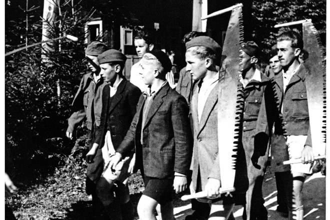 Delovna brigada Bohinj, 10. september 1945. Brigadirji so prisluhnili navodilom za delo.