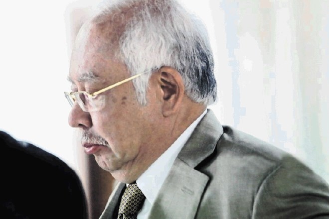 Najiba Razaka, bivšega malezijskega premierja,  so zaradi »razsipavanja« denarja  ponovno poklicali pred sodišče.