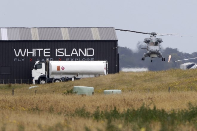 Posebni ekipi novozelandske vojske je danes uspelo z Belega otoka prepeljati posmrtne ostanke šestih ljudi, ki so v začetku...