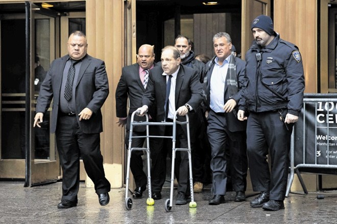 Weinstein ob prihodu na sredino zaslišanje na sodišče v New Yorku