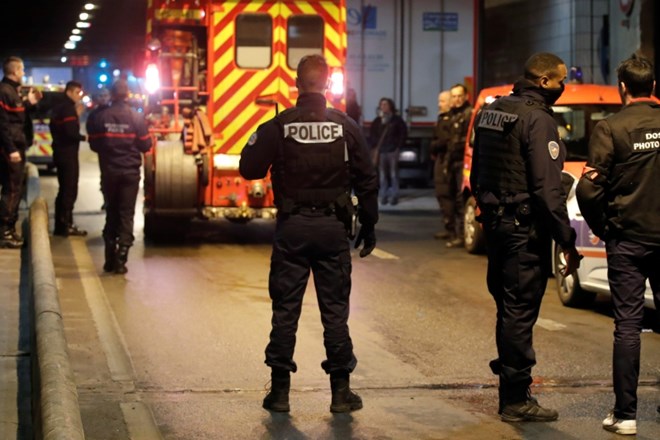 Policisti so v pariški poslovni četrti La Defense s strelnim orožjem ubili moškega, ki jim je grozil s hladnim orožjem.