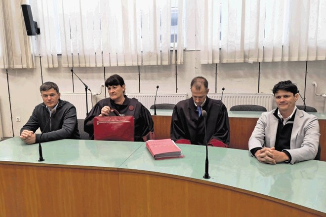 Uroš Rotnik (skrajno levo) in Alexander Hrkač (skrajno desno) s svojima odvetnikoma na sodišču dokazujeta, da sta kljub...