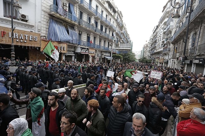 V Alžiriji policija aretirala skoraj 400 protestnikov