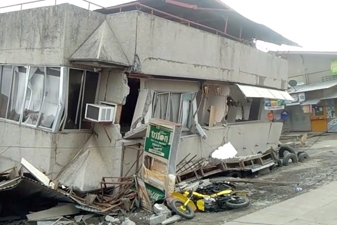 Jug Filipinov stresel niz močnejših potresov 