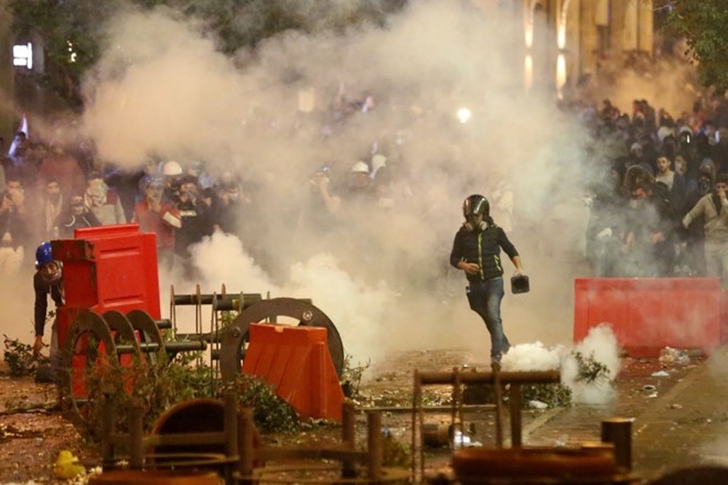 V Libanonu novi spopadi med protestniki in policijo