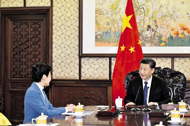 Propekinška voditeljica hongkonške izvršne oblasti Carrie Lam pri predsedniku kitajske vlade Li Keqiangu