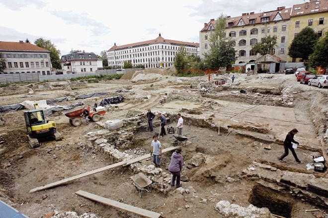 Območje NUK 2 so temeljito arheološko raziskali že leta 2008, nato so zemljišče zasuli in na njem uredili začasno parkirišče,...