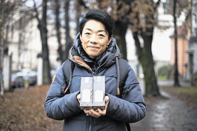 Chinatsu Nakajima, ki dela kot turistična vodička, se je prav zaradi turistov lotila izdelave lahkih spominkov – testenin v...