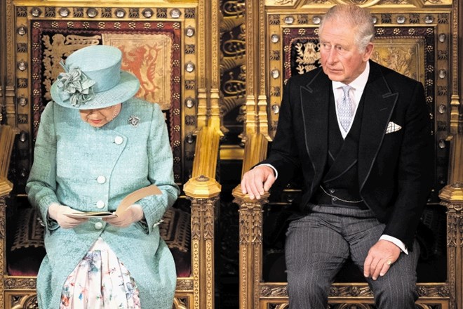 Kraljica Elizabeta je otvoritveni govor v britanskem parlamentu prebrala v spremstvu princa Charlesa.