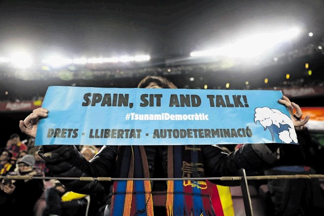 Katalonsko vprašanje je zaznamovalo tudi nogometni el clasico v Barceloni z nekaj incidenti, a tudi pozivom navijačev k...