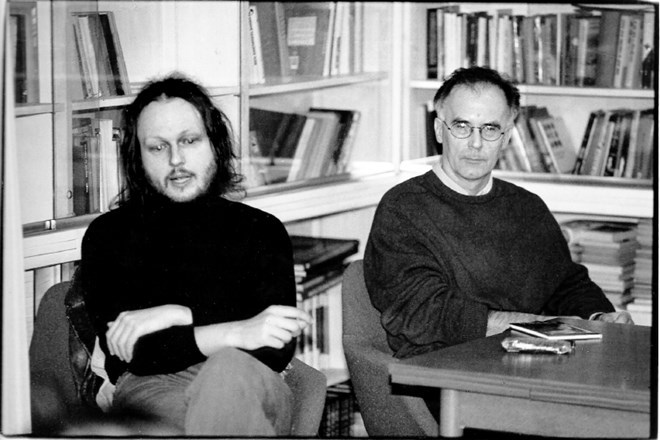 Uroš Zupan (levo) in Tomaž Šalamun  (desno) leta 1995 na tiskovni konferenci založbe Mihelač  v prostorih DSP.