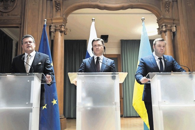 Podpredsednik evropske komisije Maroš Šefčovič (na fotografiji levo) je sklenitev načelnega dogovora razglasil na tiskovni...