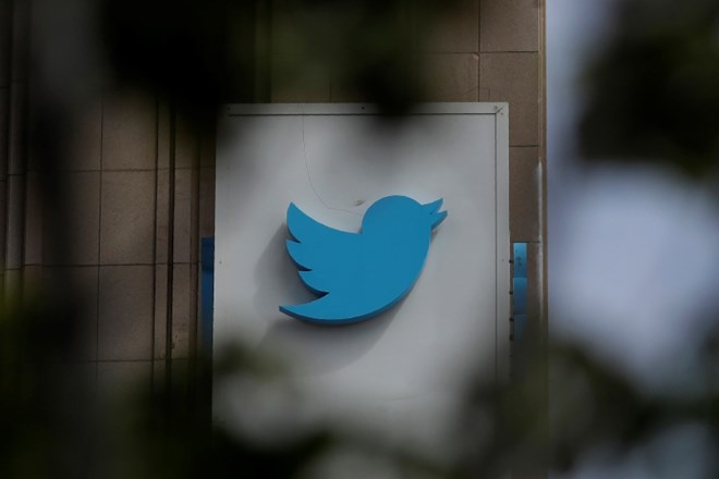 Twitter in Facebook blokirala skoraj 90.000 z državami povezanih računov za manipulacijo