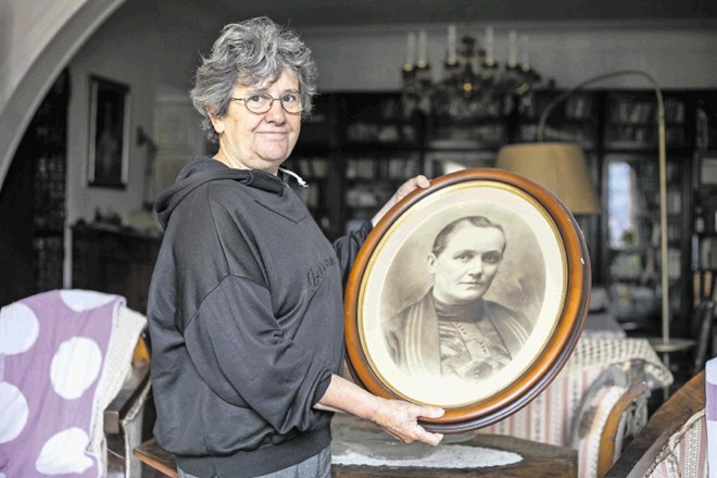 Živa Vidmar s portretom svoje babice Josipine Vidmar