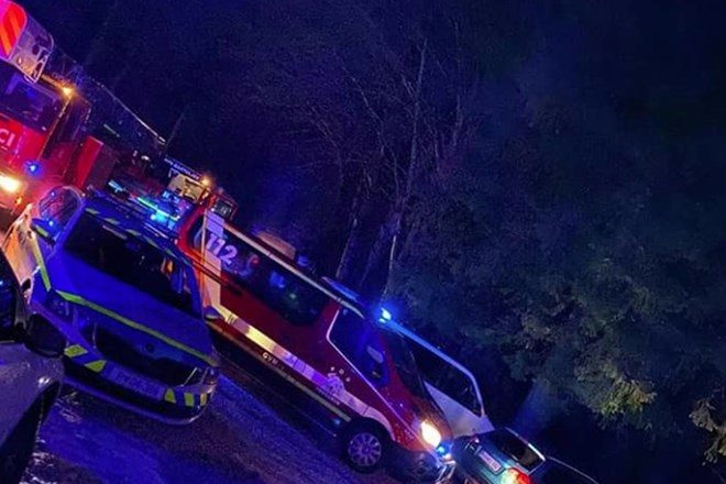 Požar so pogasili poklicni gasilci z Jesenic in prostovoljci iz šestih lokalnih gasilskih društev. Škode je za okoli 10.000...