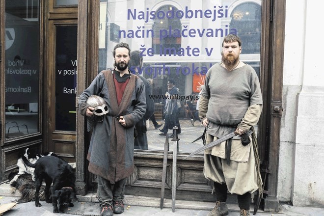 Trond Erwinsson in Kevin Emky potujeta po Evropi in ponujata svoje znanje kovaštva, tako kot so to počeli kovaški mojstri v...