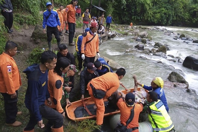 Na indonezijskem otoku Sumatra se je danes zgodila huda prometna nesreča, ko je avtobus zgrmel v globel.