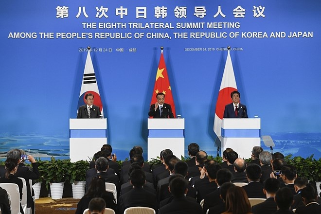 Voditelji Kitajske, Japonske in Južne Koreje so se danes na vrhu v kitajskem Chengduju dogovorili za tesnejše sodelovanje pri...