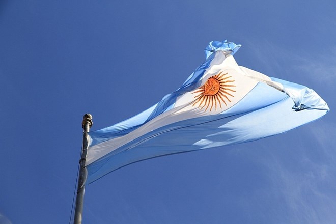 Argentinska vlada je v ponedeljek uveljavila paket izrednih gospodarskih ukrepov, s katerimi želi končati hudo gospodarsko...