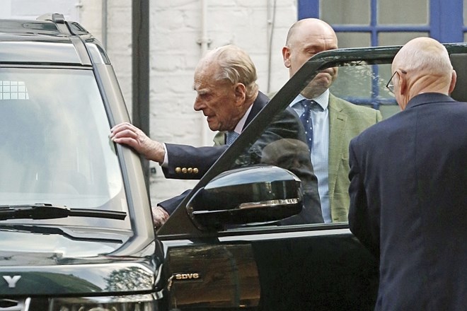 Britanskega princa Philipa, 98-letnega soproga kraljice Elizabete, so danes po štirih dneh odpustili iz bolnišnice.