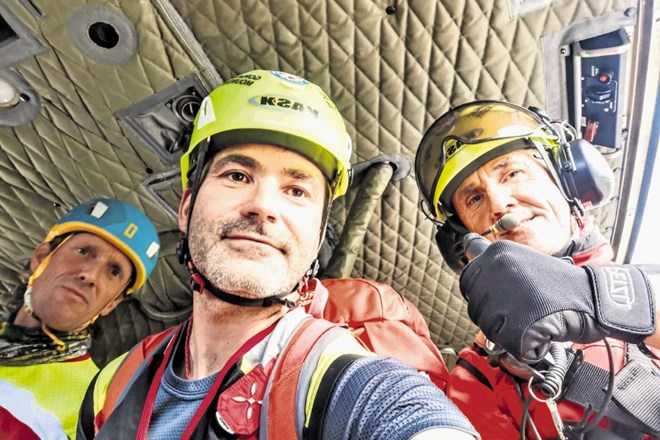 Matjaž Šerkezi (v sredini), strokovni sodelavec Planinske zveze Slovenije in gorski reševalec, vztrajno opozarja na pasti, v...