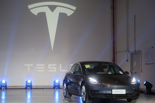 Tesla dostavil prvo pošiljko na Kitajskem proizvedenih vozil