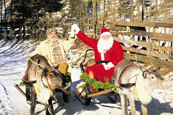 Ob koncu leta v Sloveniji največkrat otroke obdaruje  Božiček, nekaj manj jih dobi darila od dedka Mraza, skoraj tretjina...
