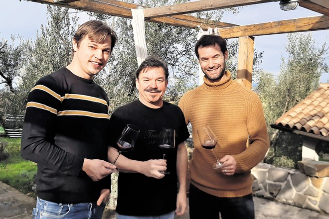 Vinarji Tilen Praprotnik, Mitja Butul in Matjaž Babič bodo nocoj novemu letu nazdravili s črnim vinom. Nataša Bucik Ozebek