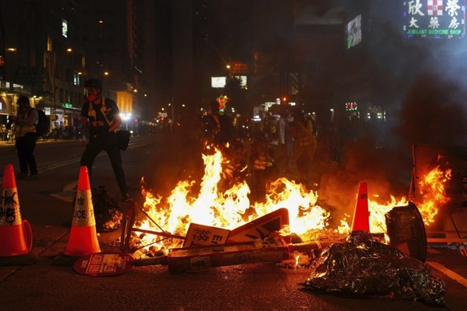 V Hongkongu policija nad protestnike znova s solzivcem