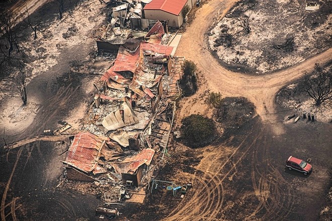 Požari v Avstraliji zahtevali nove žrtve, zgorelo 200 hiš