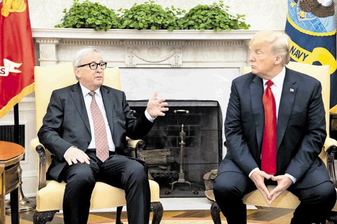 Jean-Claudu Junckerju je med obiskom v Beli hiši julija 2018 uspelo nekoliko ublažiti trgovinske napetosti med ZDA in...