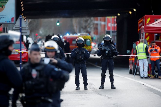 V Parizu policija ubila napadalca z nožem