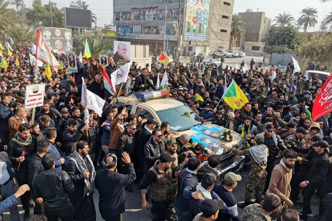 Na žalni slovesnosti se je zbralo več tisoč Iračanov.