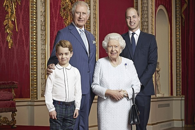 Nov portret britanske kraljice s prestolonasledniki ob začetku desetletja