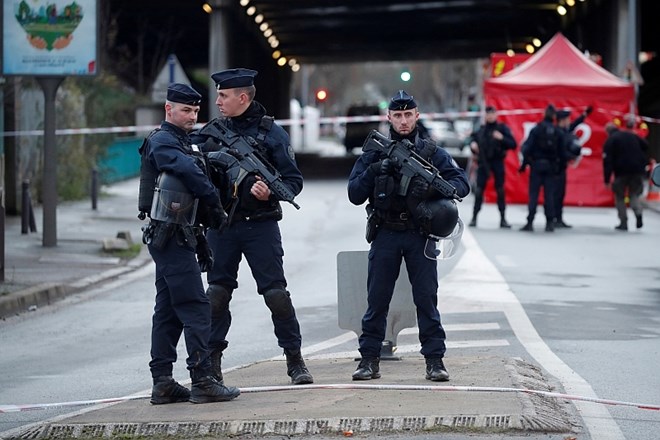 Tožilstvo ne izključuje terorističnega ozadja napada z nožem v Parizu