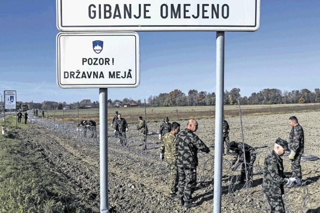 Slovenski vojaki na južni meji za zdaj zgolj podpirajo policijo, notranji minister Boštjan Poklukar pa nakazuje, da bi vojska...