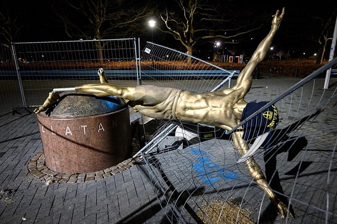 Vandali pri nogah odrezali Ibrahimovićev kip