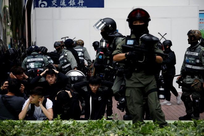 V Hongkongu aretiranih več deset protestnikov
