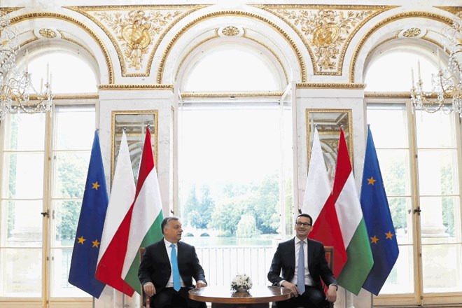 Madžarski premier Viktor Orban in poljski premier Mateusz Morawiecki si drug drugemu zagotavljata veto v postopku zaradi...