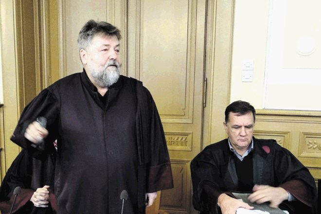 Dušan Pungartnik (stoji), zagovornik obtoženega Simona Zdolška, je izvedencu Dragu Dubrovskemu očital, da je nekorektno in...