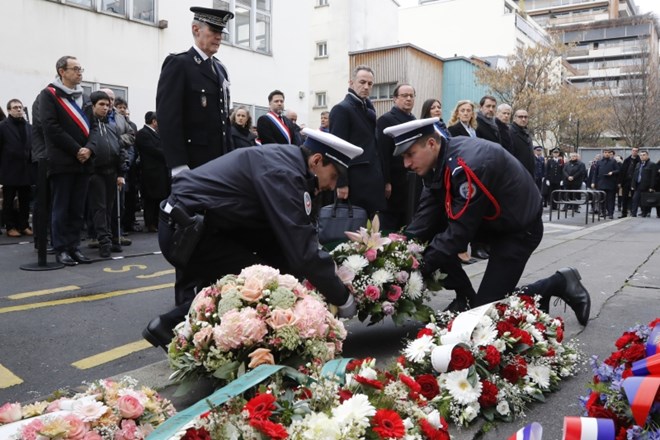 V francoski prestolnici se danes z različnimi slovesnostmi spominjajo žrtev napadov na francoski satirični časnik Charlie...