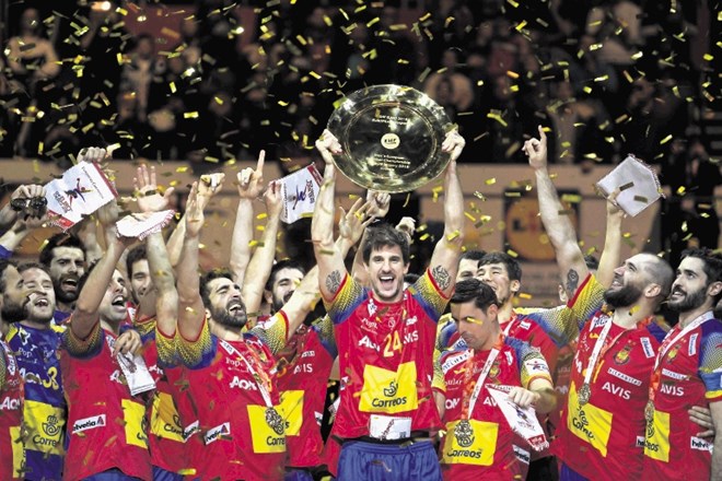 Španski rokometaši so se pred dvema letoma na Hrvaškem takole veselili svojega prvega naslova evropskega prvaka, potem ko so...