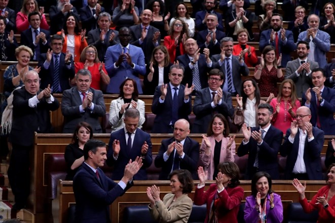 V Španiji prva koalicijska vlada po padcu Francove diktature