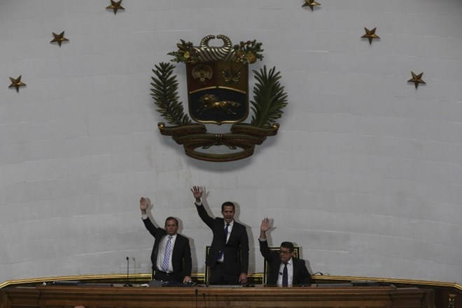 Guaido vendarle prisegel kot predsednik parlamenta Venezuele