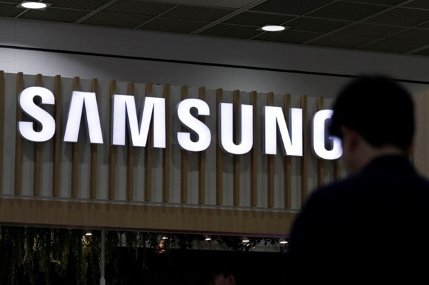 Samsungov četrtletni dobiček naj bi upadel za tretjino, izzivi ostajajo
