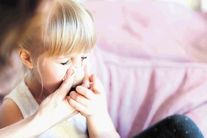 V času prehlada je pomembno, da otroku redno čistimo nos.