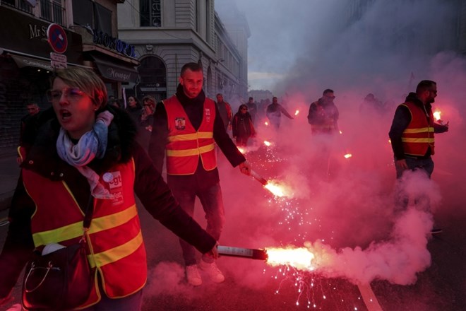 Ulice francoskih mest znova polne nasprotnikov pokojninske reforme