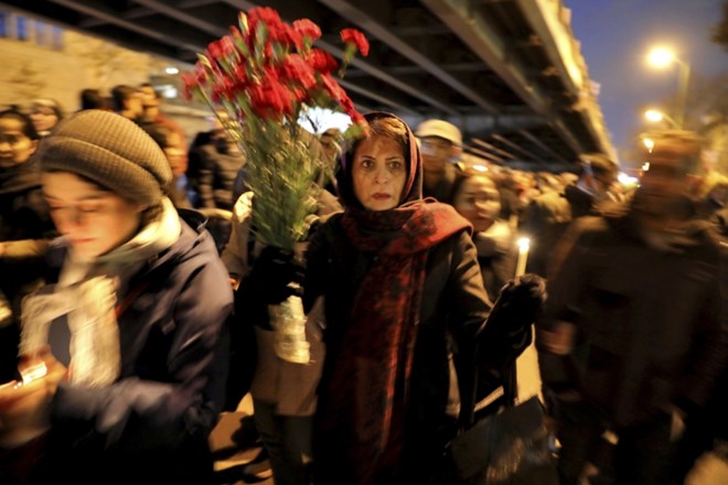 Iranci so se najprej prišli poklonit žrtvam v letalu, potem pa se je prižiganje sveč sprevrglo v demonstracije  proti...