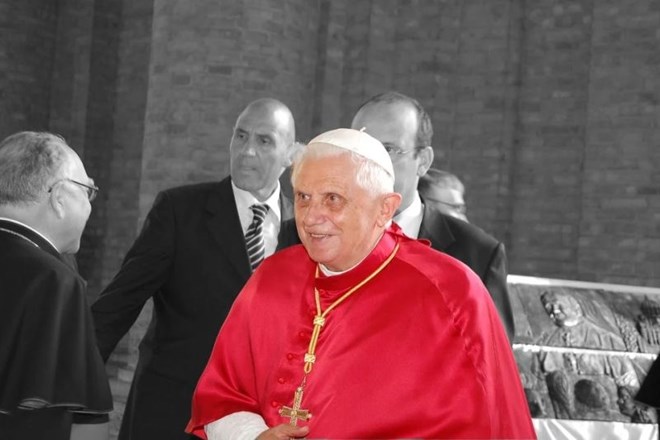 Papež Benedikt XVI., ki se je leta 2013 odpovedal papeževanju in se umaknil iz javnosti, se zadnje čase vse pogosteje čuti...