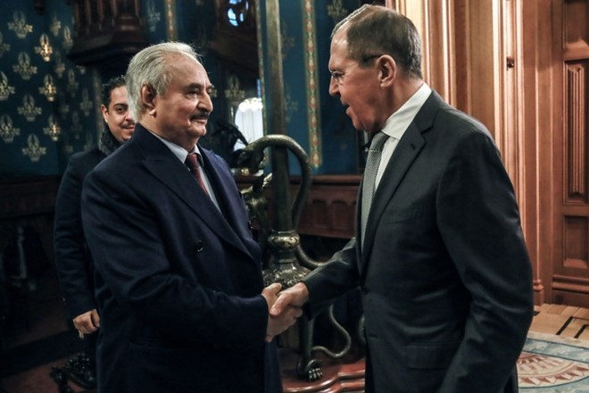 Kalifa Haftar na srečanju s Sergejem Lavrovom.